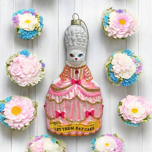 Adorno navideño con una gata blanca llamada María Antonieta, “Que coman”