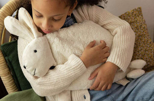 Cojín de pino con forma de liebre