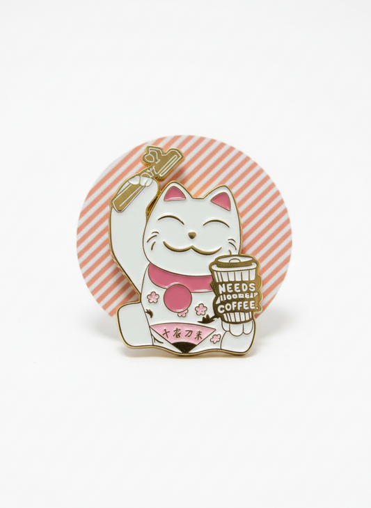 Pin del Gato de la Suerte "Necesita Café"