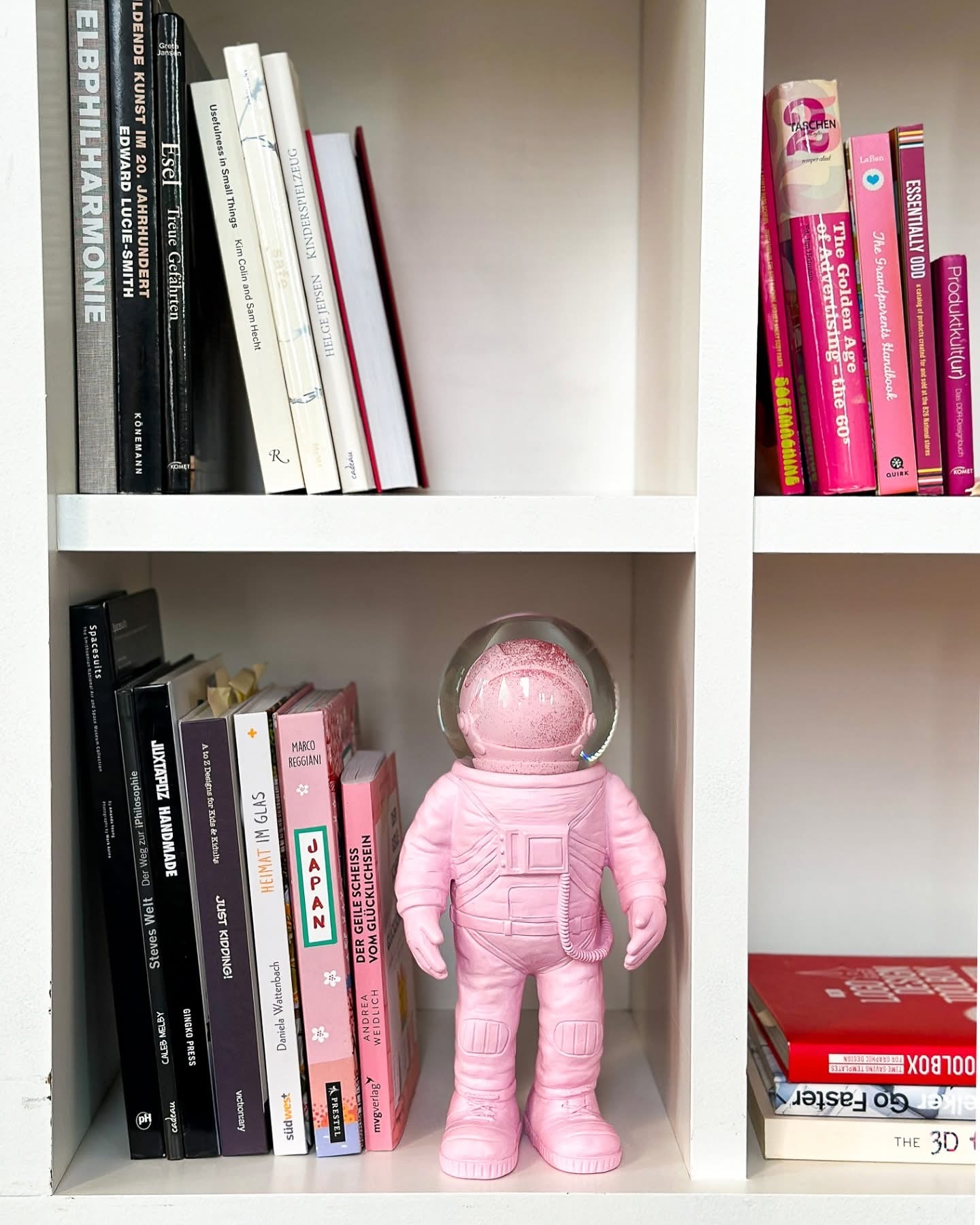 Bola de nieve gigante de astronauta rosa