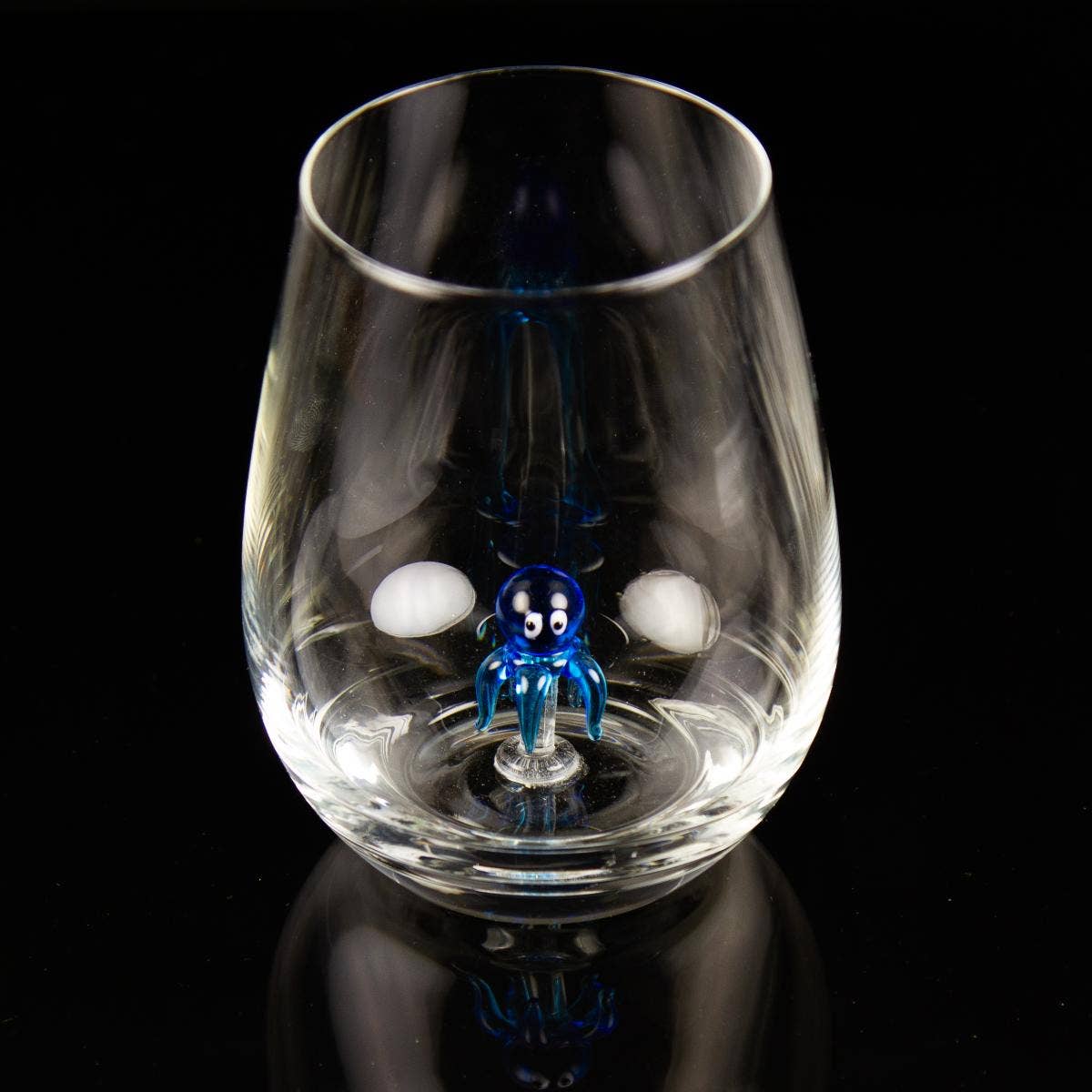 Verre à boire avec petite pieuvre