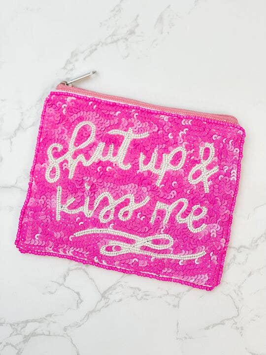 Pochette zippée à perles « Shut Up & Kiss Me »