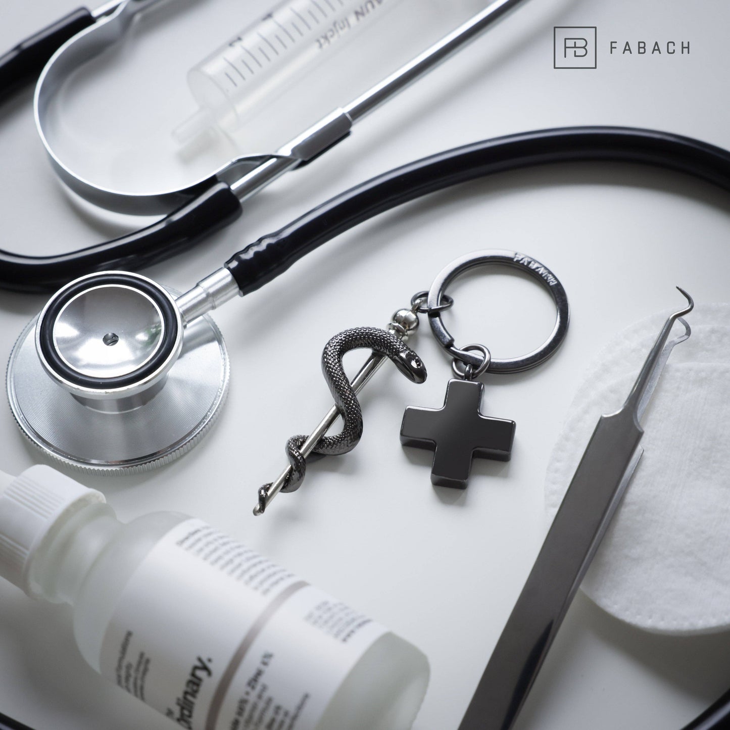 Llavero con la vara de Esculapio y cruz médica