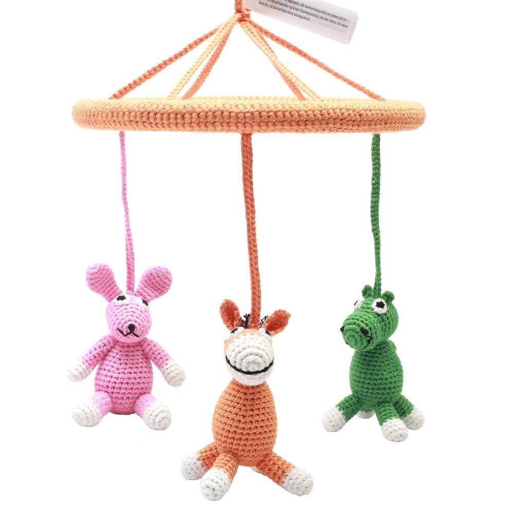 ロバ、ウサギ、ラクダのいる移動式建物