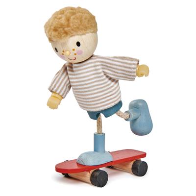Tender Leaf Meubles de Poupées: POUPÉE/EDWARD et son SKATEBOARD 8,5x4x13cm, en bois, en boîte 11,5x5,2x17,8cm, 3+
