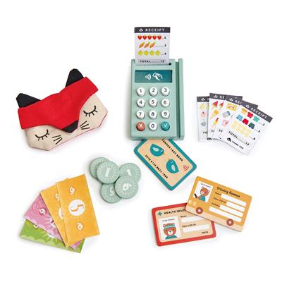 Tender Leaf En Jouant: PLAY PAY PACK 24x25x3,5cm, avec un lecteur de carte, une fente dans laquelle utiliser la carte de crédit Tender Leaf, une fente supérieure pour placer l’un des cinq reçus, et un porte-monnaie en toile contenant une carte de santé et une carte d’identité, avec 6 feuilles papier-monnaie et 5 pièces de monnaie, en bois, en boîte 16,5x3,5x18,7cm, 3+