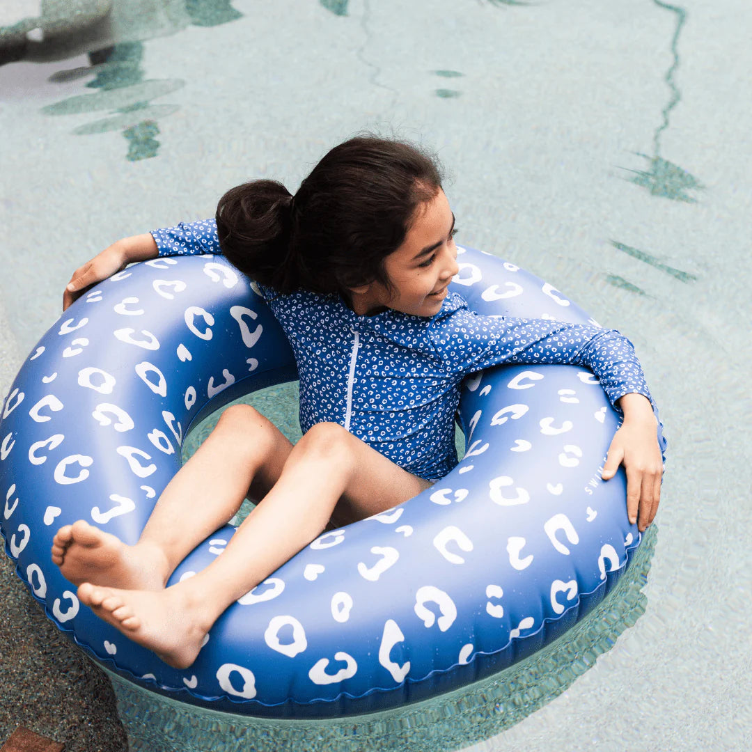 Flotador de piscina con estampado de leopardo azul