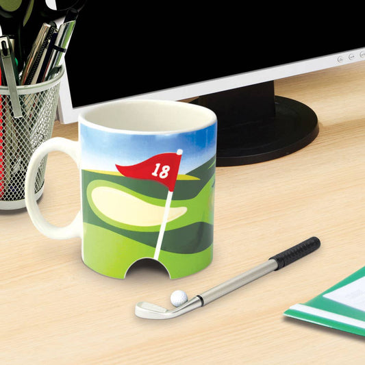Taza de golf con palo de golf y bolígrafo