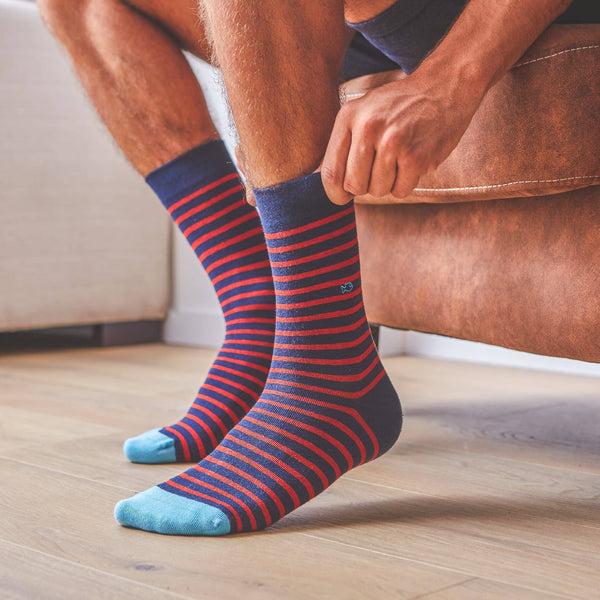 Calcetines de rayas azul marino y rojo
