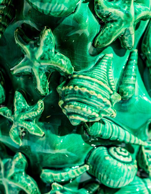 Grand vase en céramique bleu aqua craquelé à motif de coquillage.