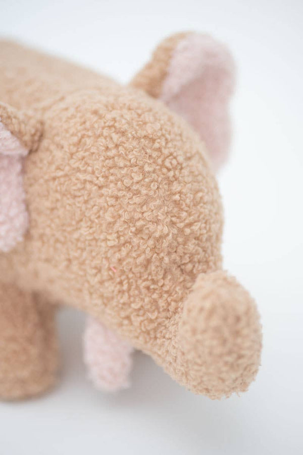 Elefante bebé marrón de peluche
