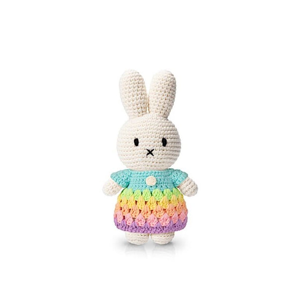 Robe arc-en-ciel pastel Just Dutch portée par Miffy