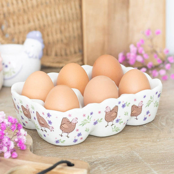 Huevera de cerámica con diseño floral de gallina.