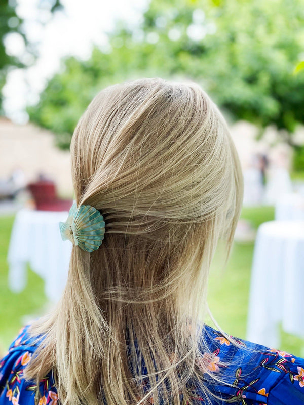 Pinza para el pelo con forma de concha marina rosa brillante