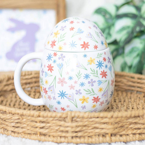 Caneca em forma de ovo de Páscoa com estampado floral de primavera.