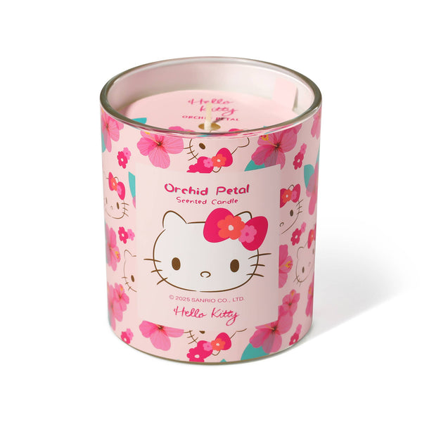 Vela rosa con estampado original de Hello Kitty y aroma a pétalos de orquídea.