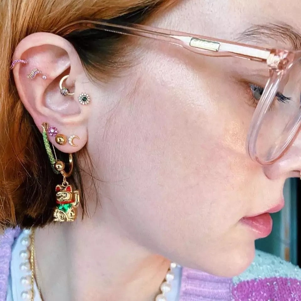 Pendientes dorados con gato de la suerte