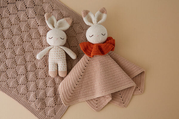 Beige klein konijn pluche speelgoed
