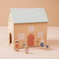 Casa de bonecas infantil com figuras de madeira representativas da família (certificada pela FSC)