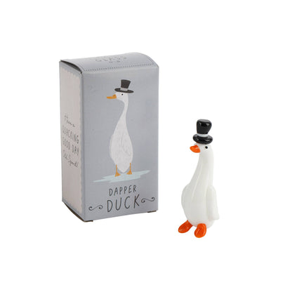 Handgemaakte glazen eend met hoge hoed in een geschenkdoos.