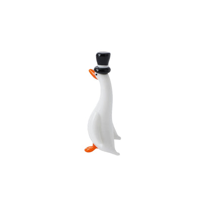 Handgemaakte glazen eend met hoge hoed in een geschenkdoos.