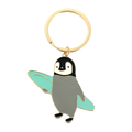 サーフィンをするペンギンのキーホルダー