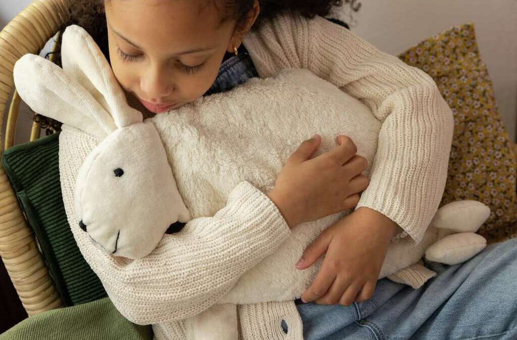 Cojín de pino con forma de liebre