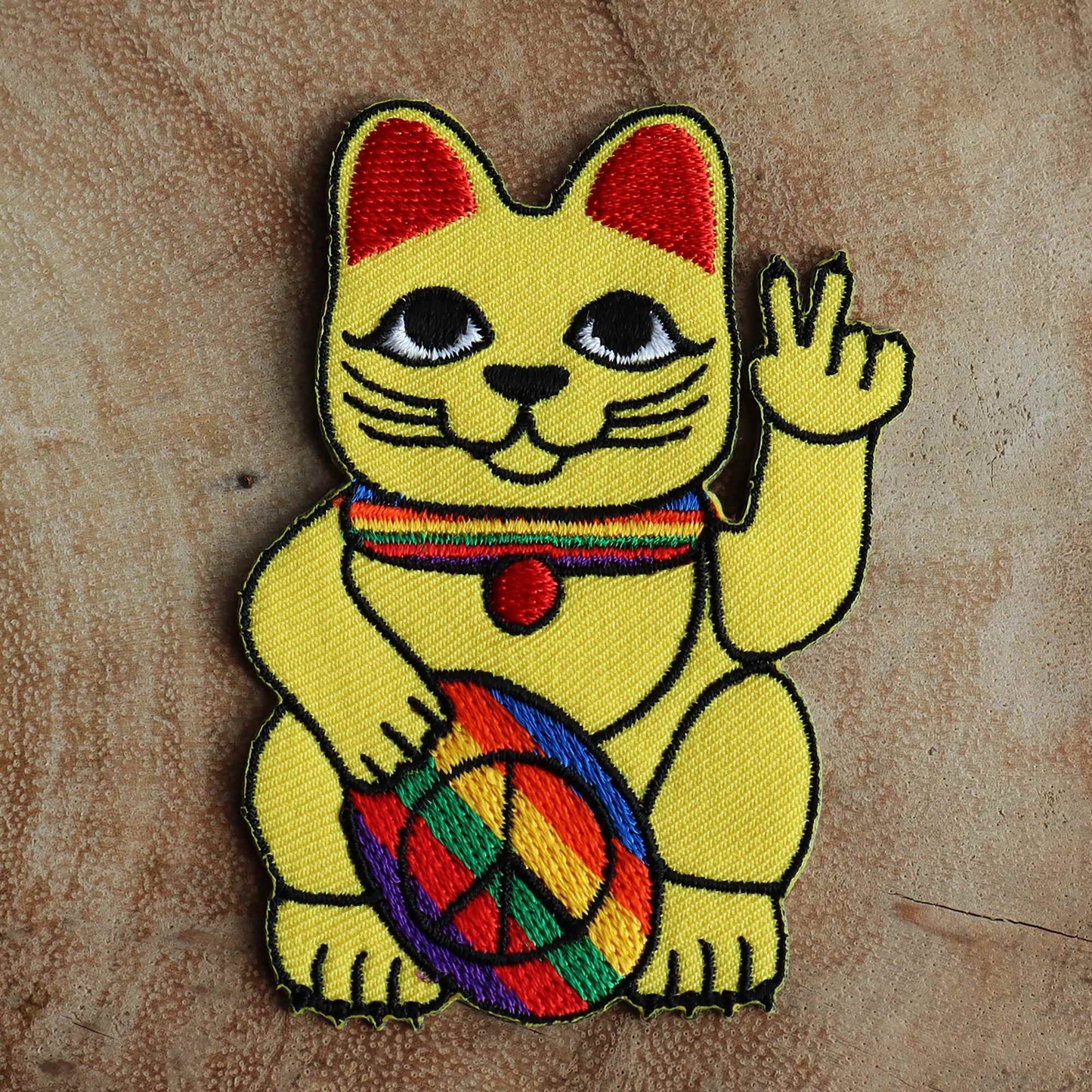 Parche con el símbolo de la paz del gato ondeando