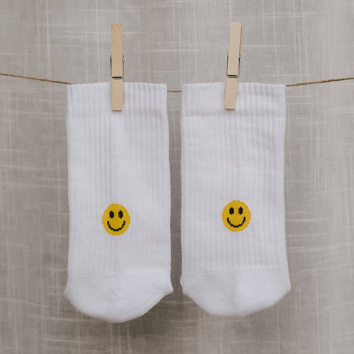 Meias brancas com cara sorridente amarela