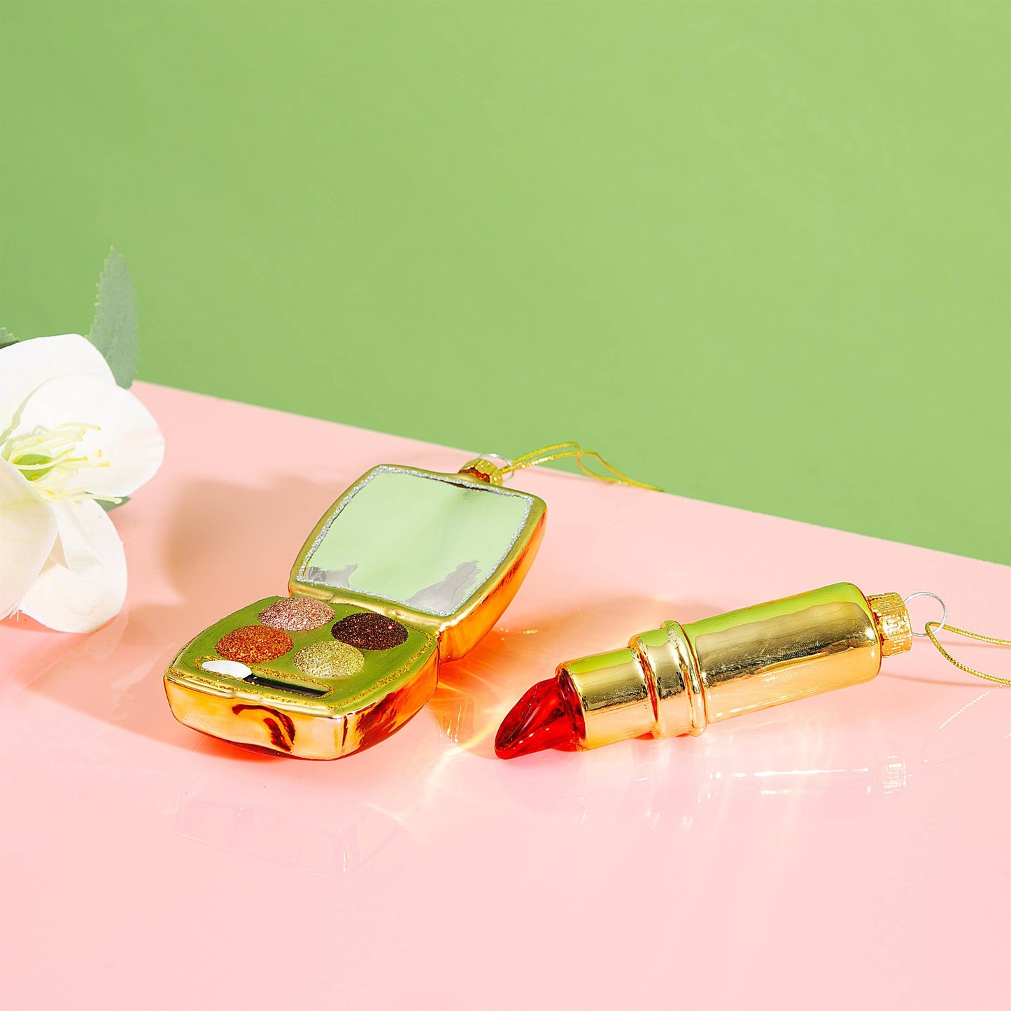 Bola navideña de lápiz labial rojo