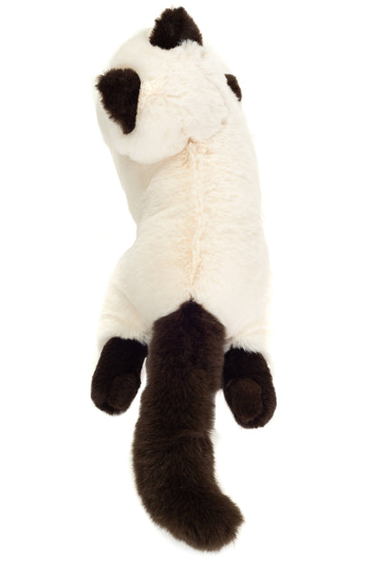 ぬいぐるみの聖なるバーマン猫が横たわっている