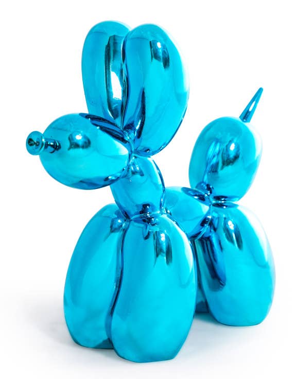 Figura de perro grande de color azul eléctrico