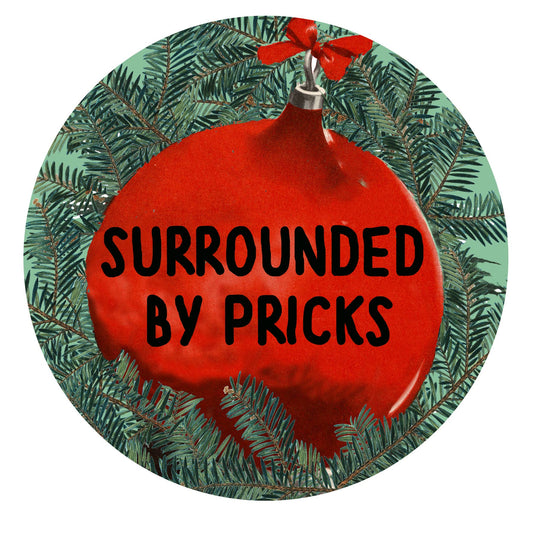 Vela perfumada navideña rodeada de plumas