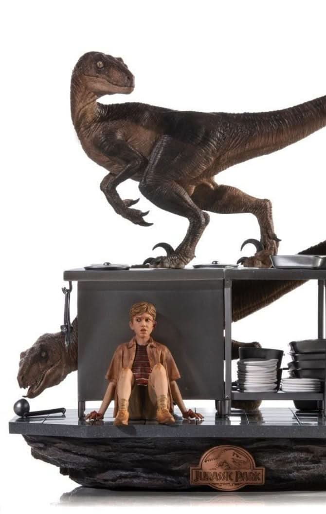 Statue Velociraptors in the Kitchen Diorama - Jurassic Park - Art Scale 1/10