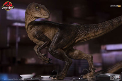Statue Velociraptors in the Kitchen Diorama - Jurassic Park - Art Scale 1/10