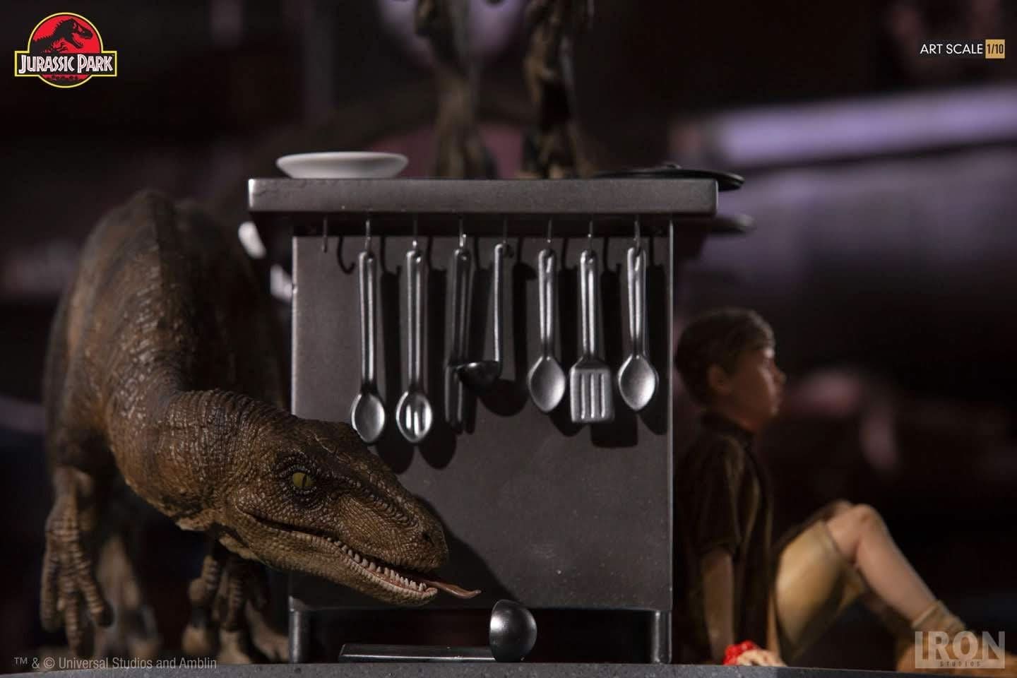 Statue Velociraptors in the Kitchen Diorama - Jurassic Park - Art Scale 1/10
