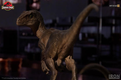 Statue Velociraptors in the Kitchen Diorama - Jurassic Park - Art Scale 1/10
