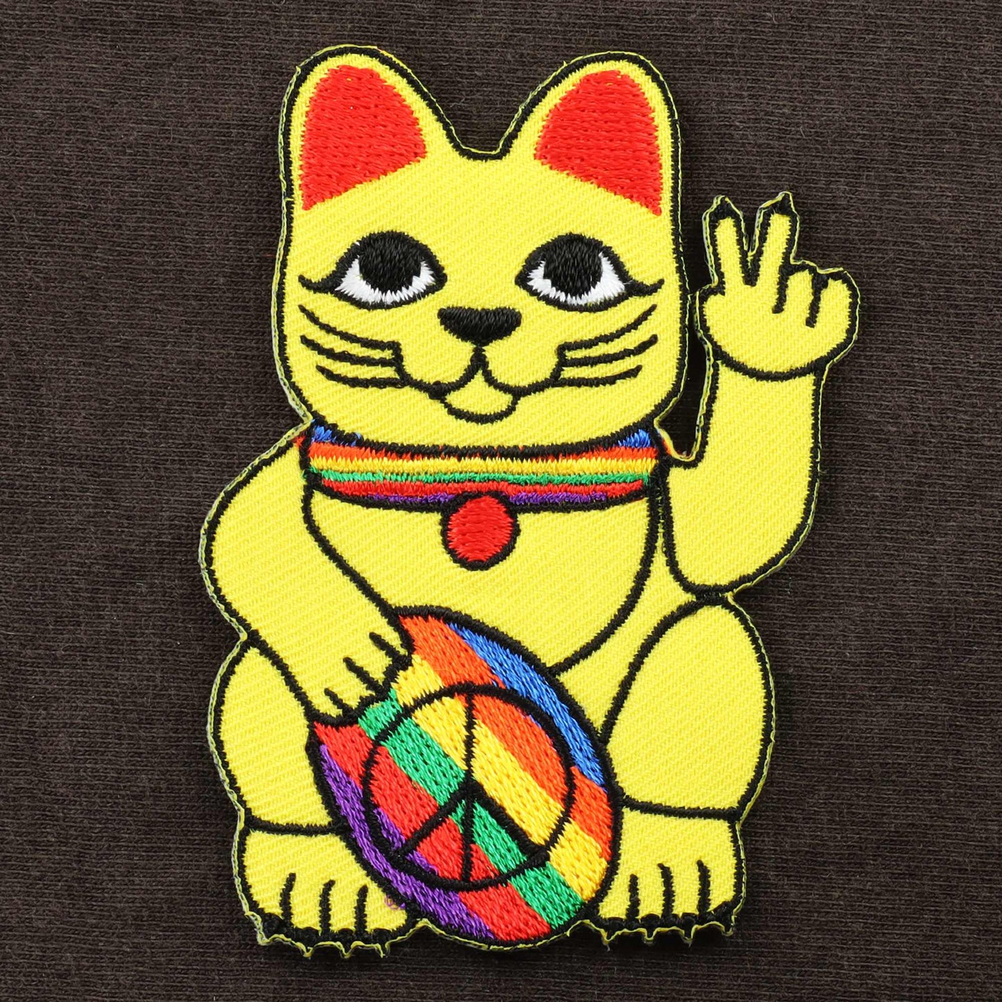 Parche con el símbolo de la paz del gato ondeando