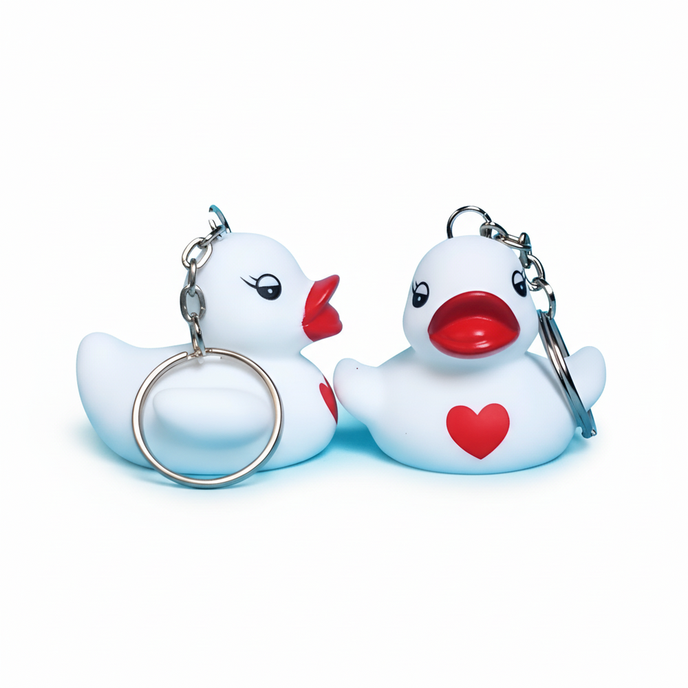 Llavero de pato blanco con corazón rojo