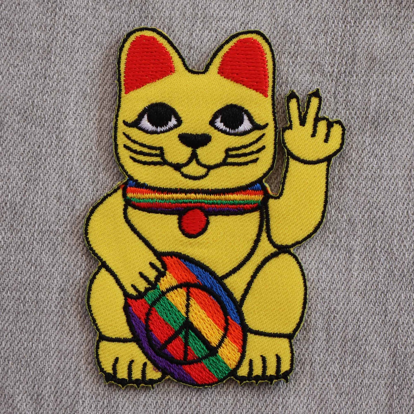 Parche con el símbolo de la paz del gato ondeando