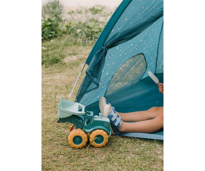 砂遊び用緑色のショベルカー