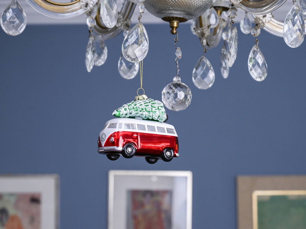 Decoração de Natal com uma VW T1 Kombi vermelha e branca e árvore de Natal.