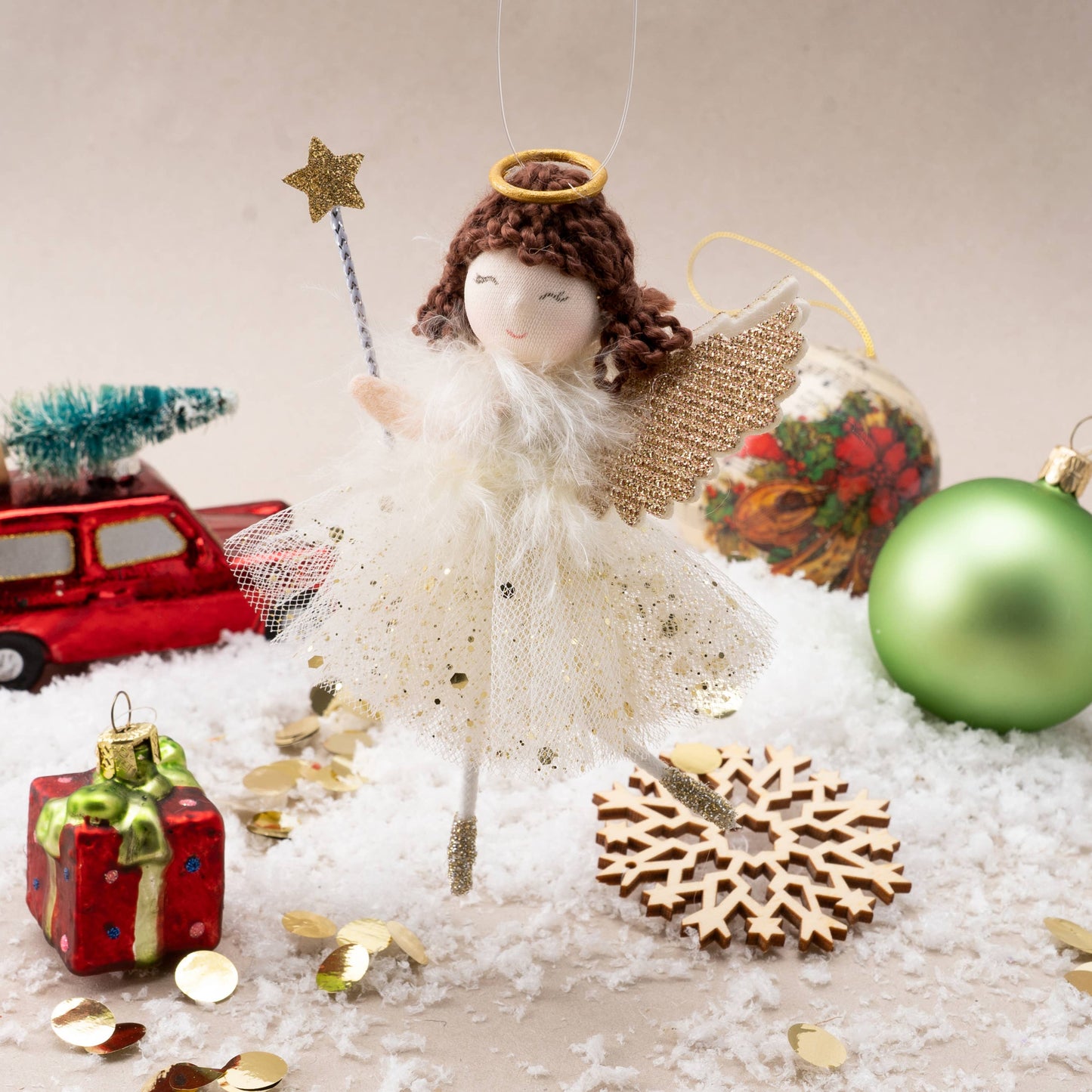 Adorno colgante: ángel dorado con cabello oscuro