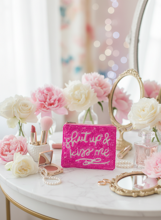 Pochette zippée à perles « Shut Up & Kiss Me »