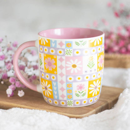 Taza con estampado de patchwork floral