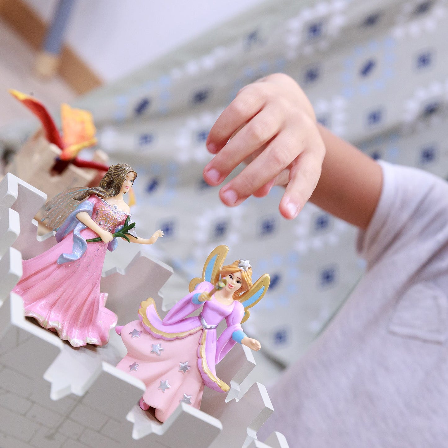 Figurine Elfe rose au lys