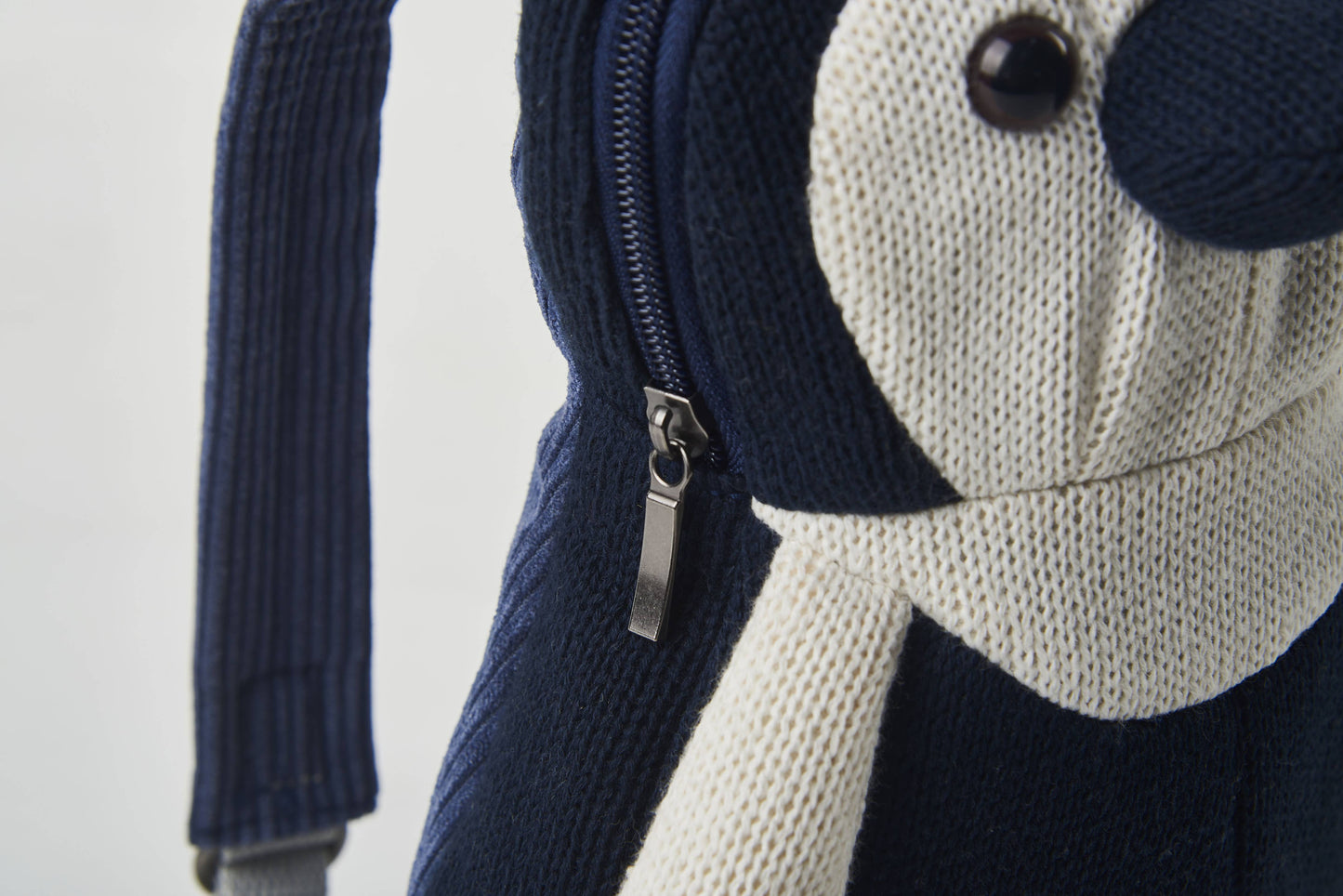 Mochila de pingüino de crochet – Azul y blanco