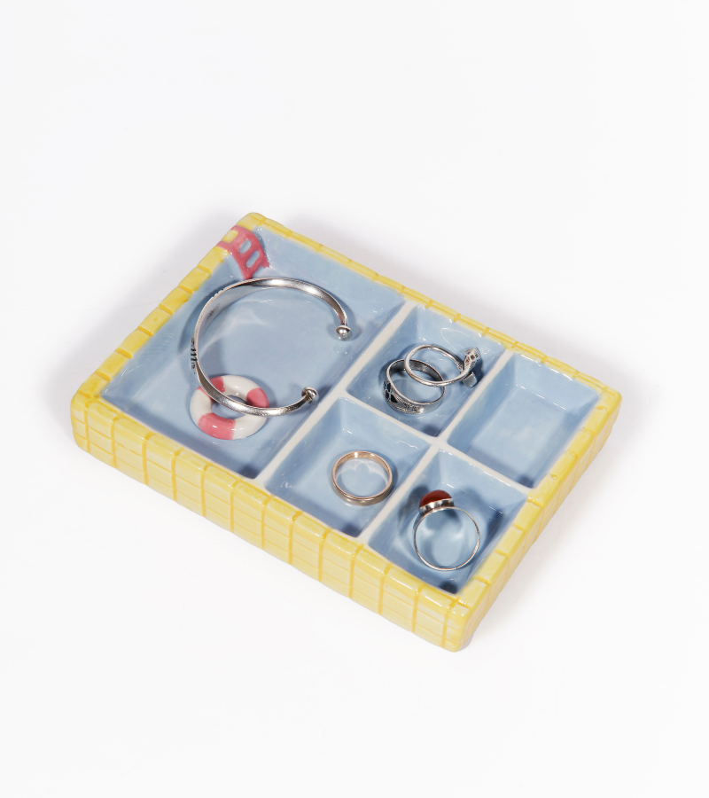 puesto de joyería junto a la piscina