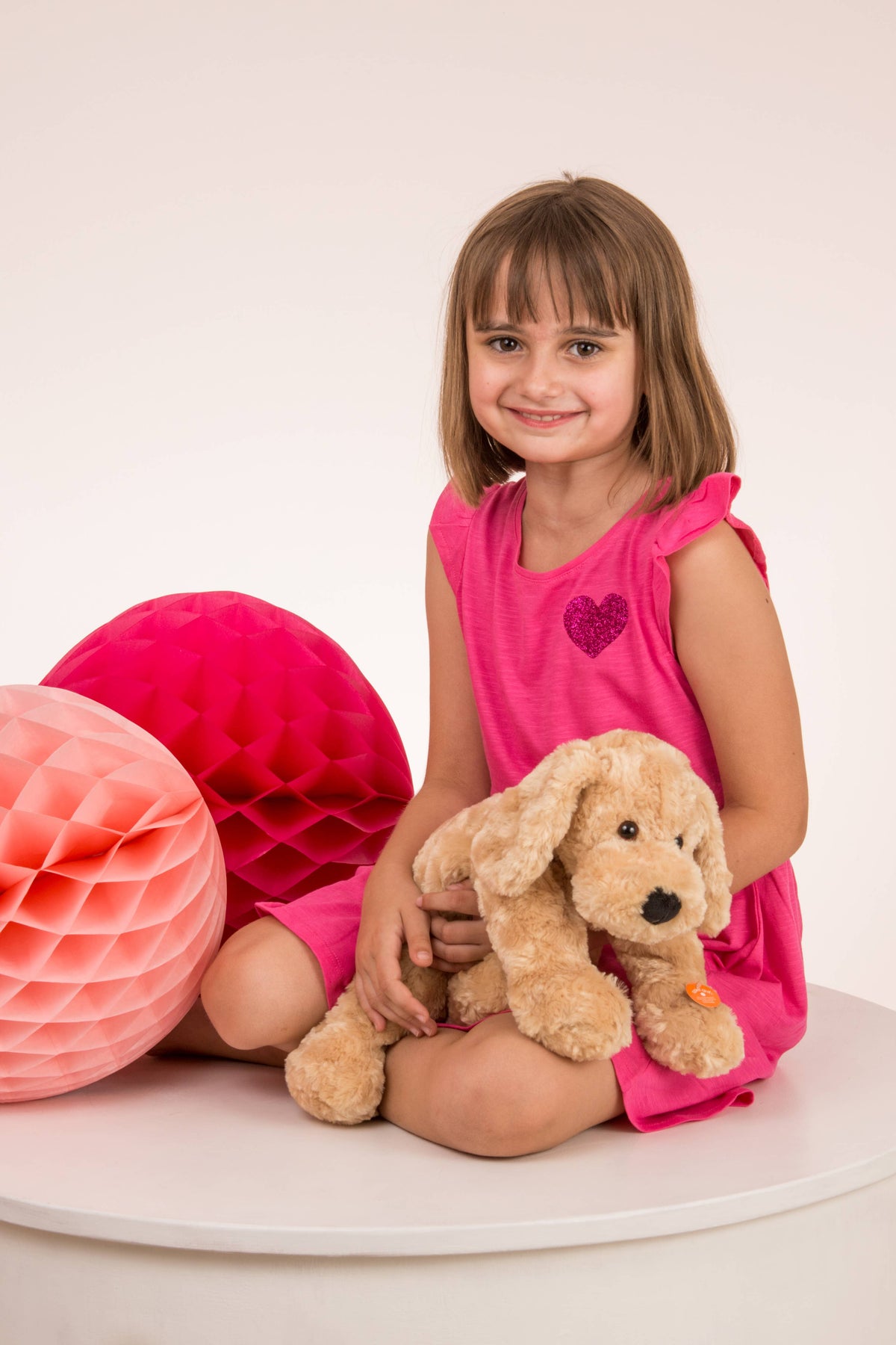 Peluche a forma di cane che dorme beige