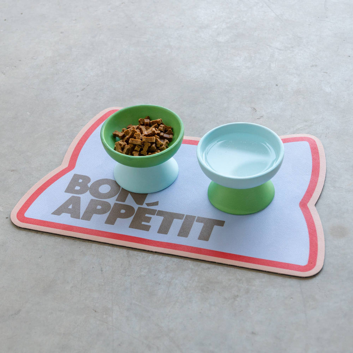 Tapete absorvente que estimula o apetite do gato.